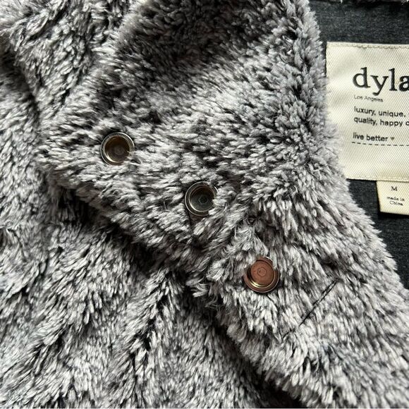 DYLAN By True Grit Gray Faux Fur Sherpa Vest Pockets Snap Women's size Medium - Picture 8 of 10